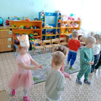 КОНСУЛЬТАЦИЯ ДЛЯ РОДИТЕЛЕЙ Подвижные игры и их значение для детей в младшей группе КОНСУЛЬТАЦИЯ ДЛЯ РОДИТЕЛЕЙ Подвижные игры и их значение для детей в младшей группе.